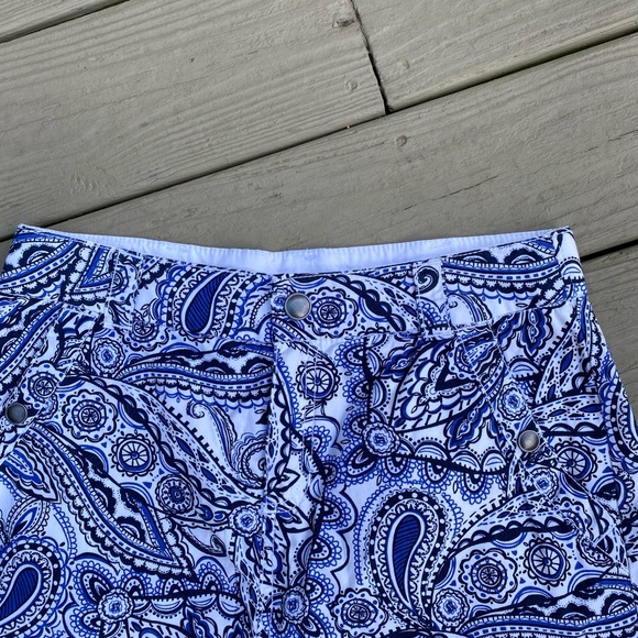 Croft & Barrow - Blue & white (paisley print) classic fit sport skort, Size: 6 - Picture 3 of 9